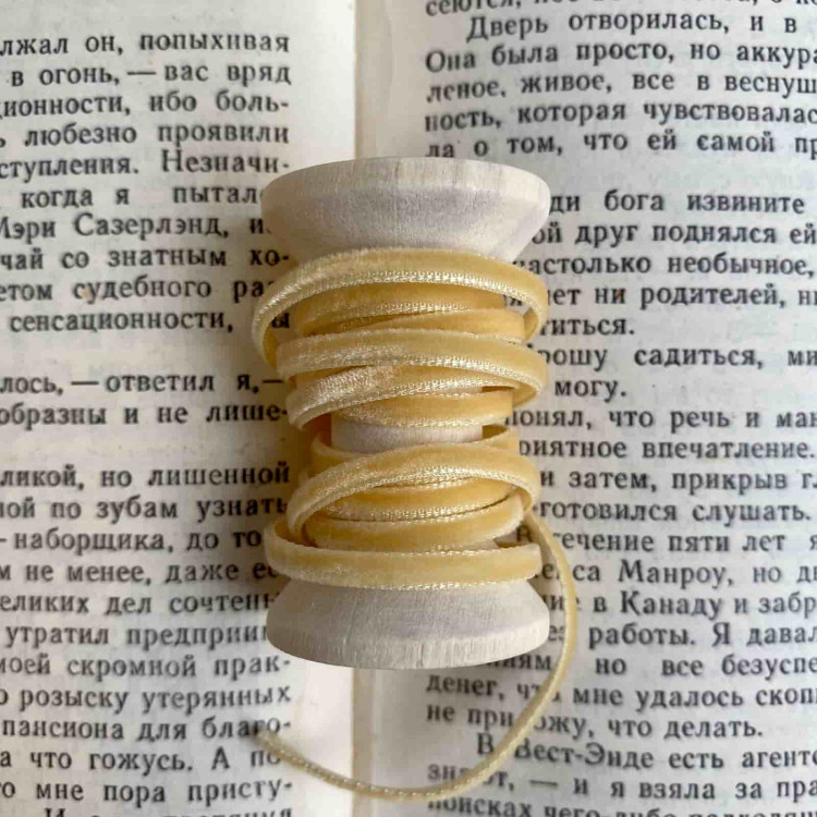 Лента бархатная  1метр, ширина 3мм, цвет Медовый светлый